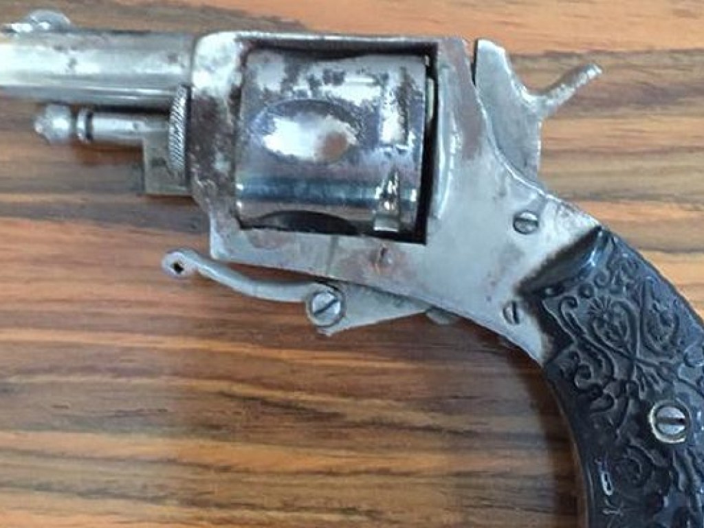 В Киево-Могилянской академии в тайнике нашли древний женский револьвер (ФОТО)