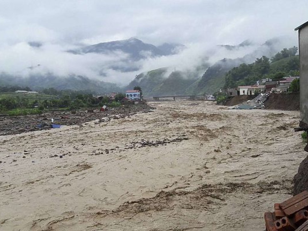 Во Вьетнаме в результате наводнения и оползней погибли около 40 человек