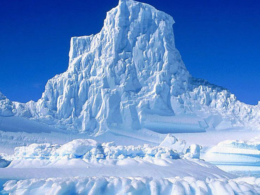 В Антарктиде нашли гигантскую загадочную дыру размером с озеро (ФОТО)