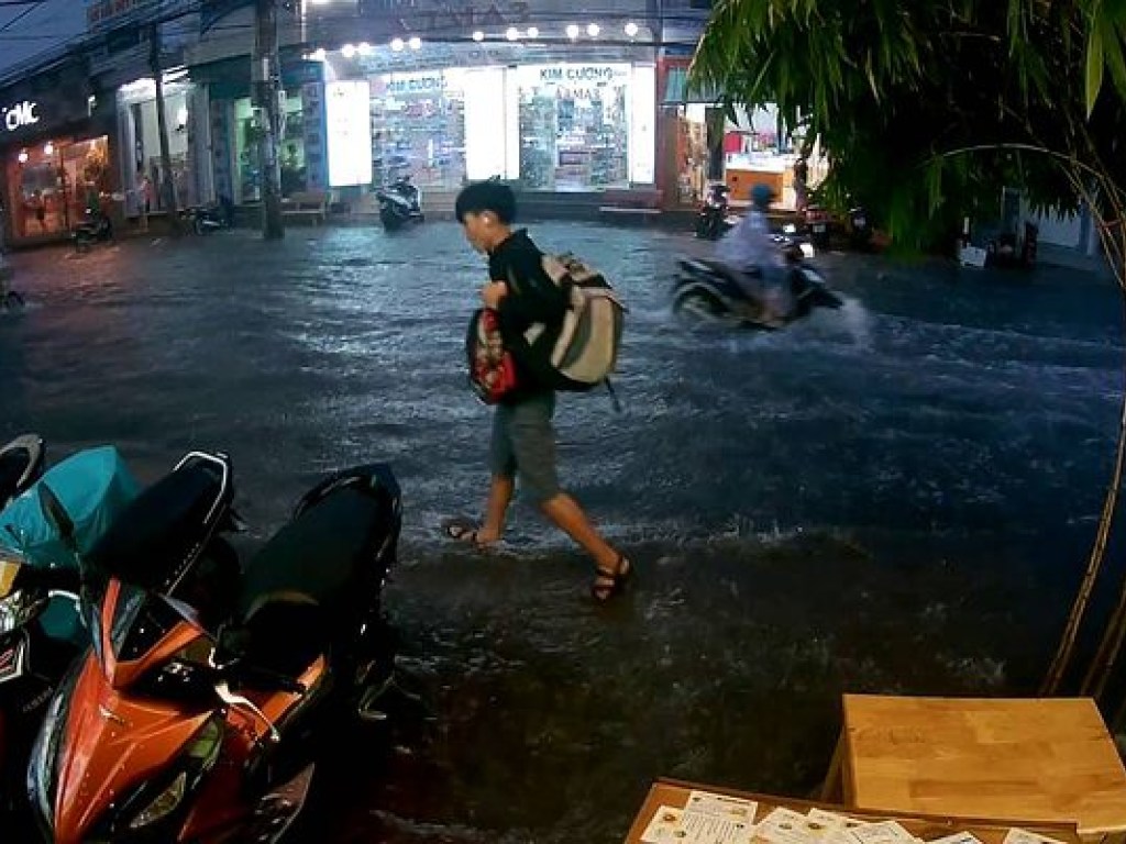 Число погибших от наводнения во Вьетнаме увеличилось до 54 человек