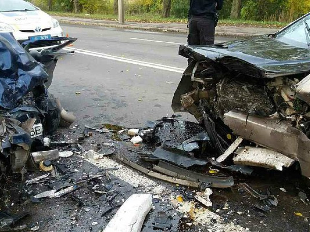 В Ровно произошло лобовое столкновение Chevrolet и Renault (ФОТО)