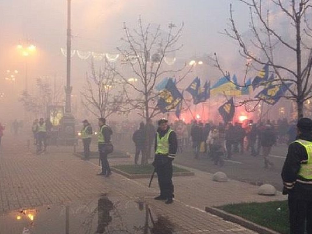 На марше правых сил в Киеве раздаются взрывы (ОБНОВЛЕНО, ФОТО)
