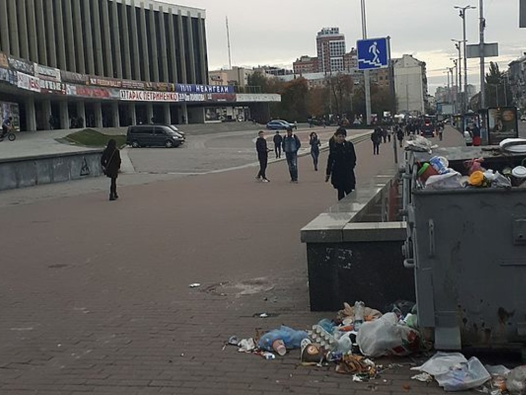 В Киеве возле станции метро «Дворец Украина» образовалась настоящая свалка (ФОТО)