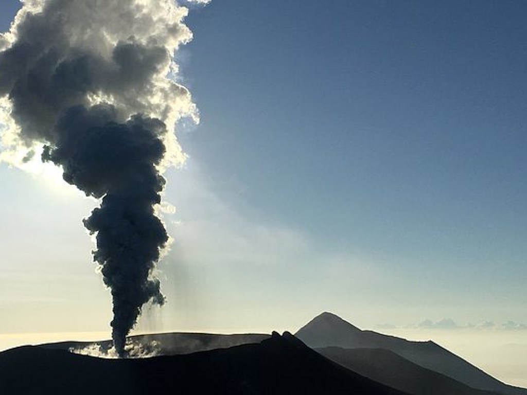 В Японии впервые за 6 лет &#171;проснулся&#187; вулкан Симмое (ФОТО, ВИДЕО)