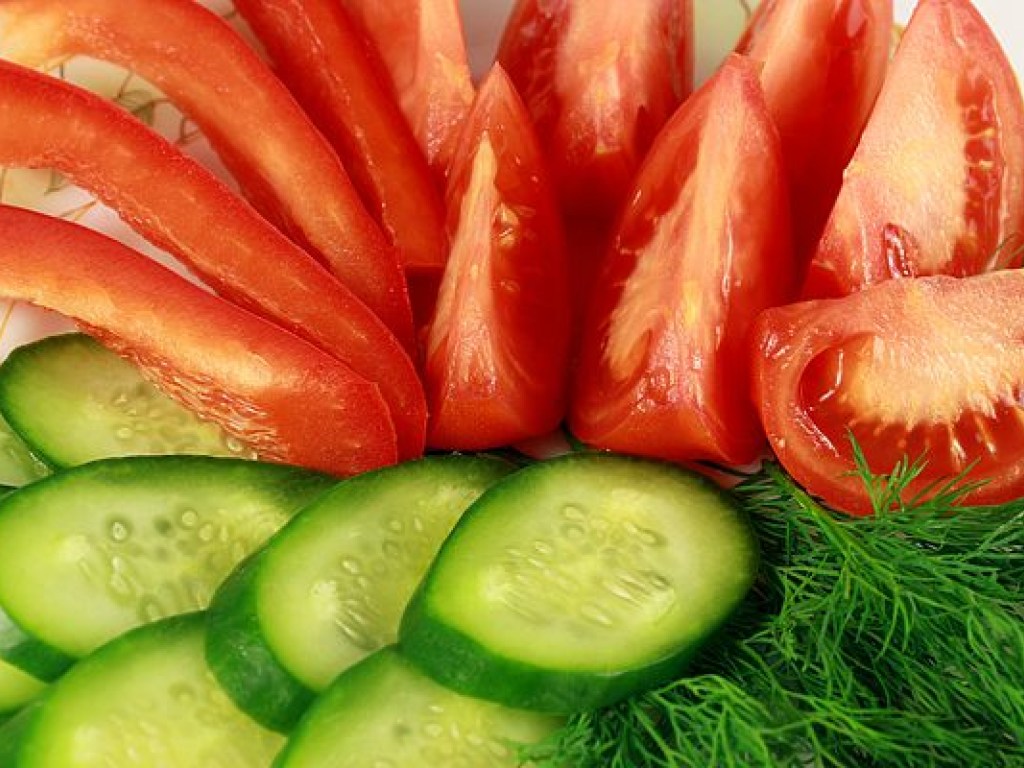 Огурцы и помидоры не стоит хранить в холодильнике – диетолог