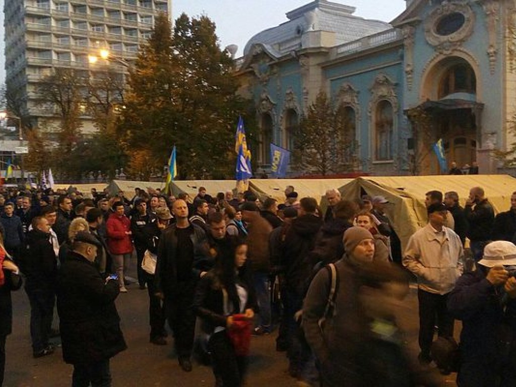 Митингующие под парламентом установили около двух десятков палаток (ФОТО)
