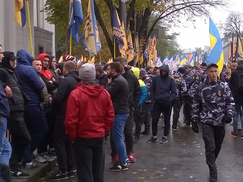 К зданию Рады в Киеве подошли бойцы «Азова» (ОБНОВЛЕННО, ФОТО)