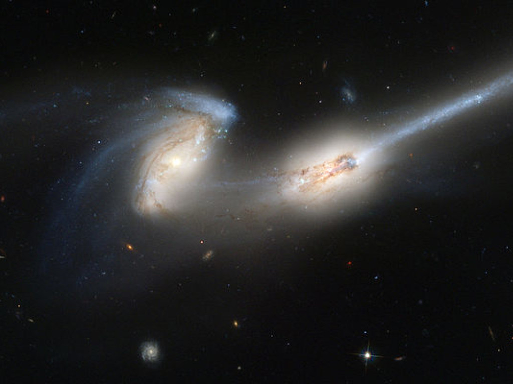 Космический телескоп Hubble сделал невероятный снимок столкновения двух галактик (ФОТО)