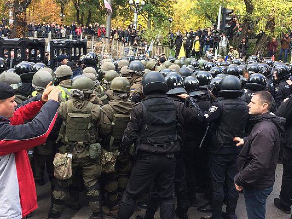 Под зданием Рады начались столкновения: митингующие пробуют прорвать кордон полиции со стороны Европейской площади (ФОТО)