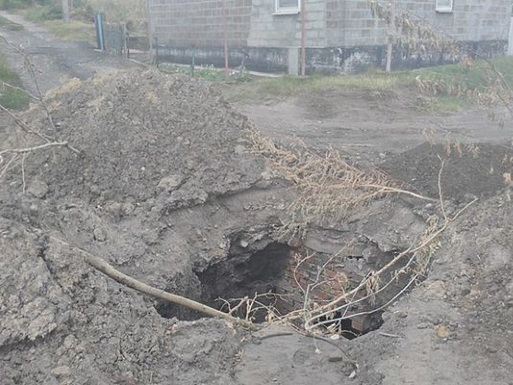 В Днепре после прорыва трубы коммунальщики оставили огромную дыру в асфальте (ФОТО)