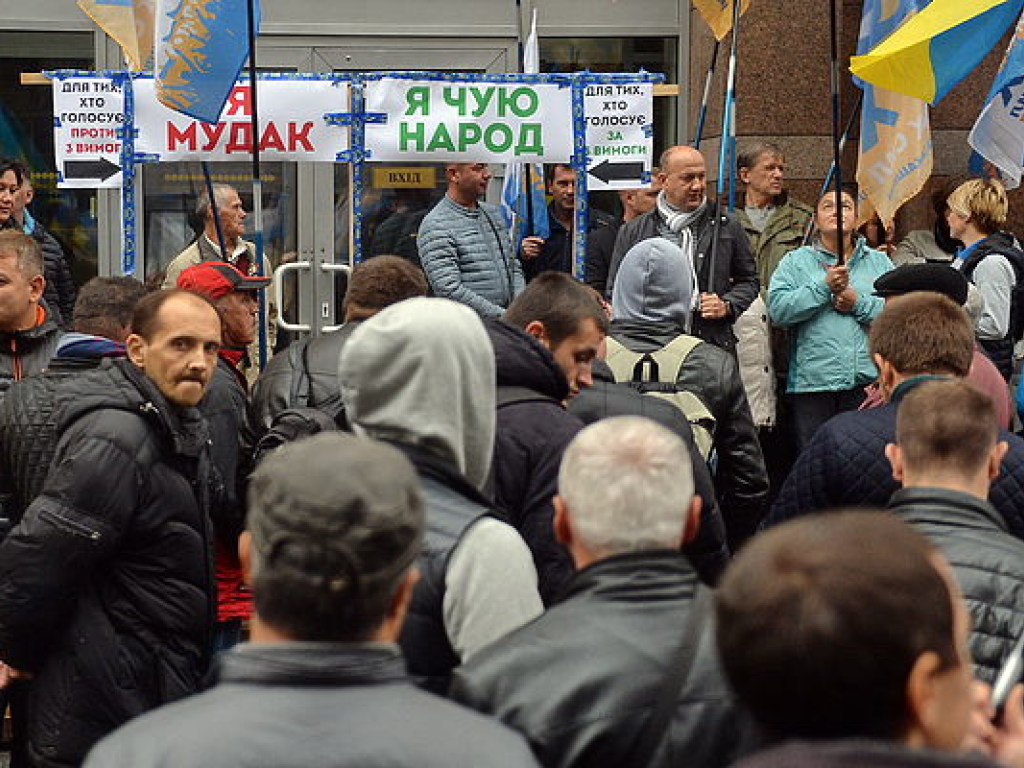 Вышедшая под стены Рады оппозиция подыгрывает Порошенко – политолог