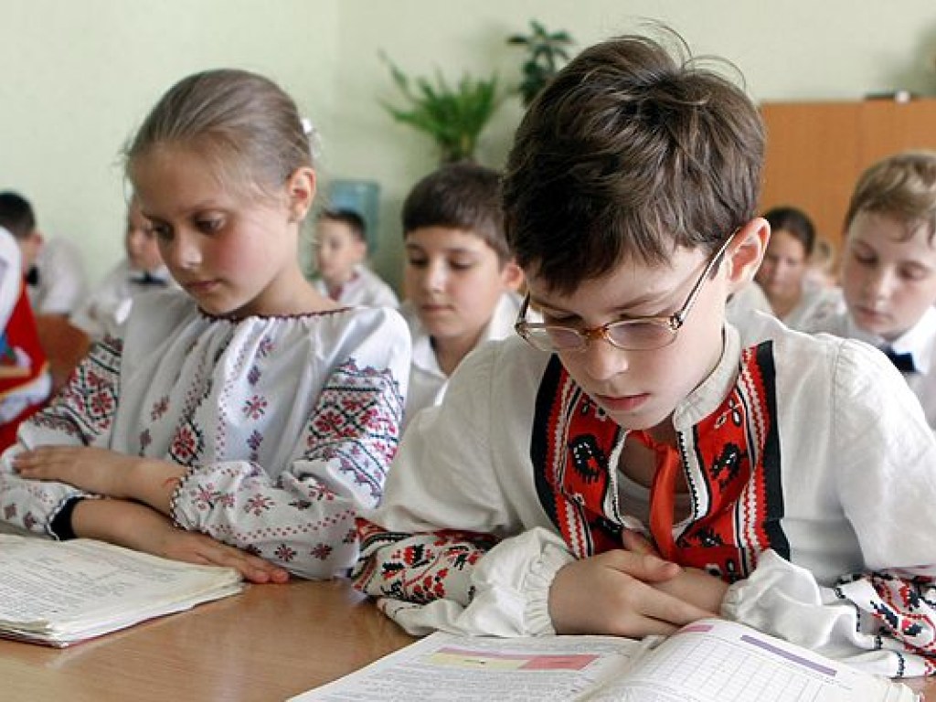 Киев пойдет на пересмотр закона об образовании из-за кредита в 600 миллионов евро – политолог