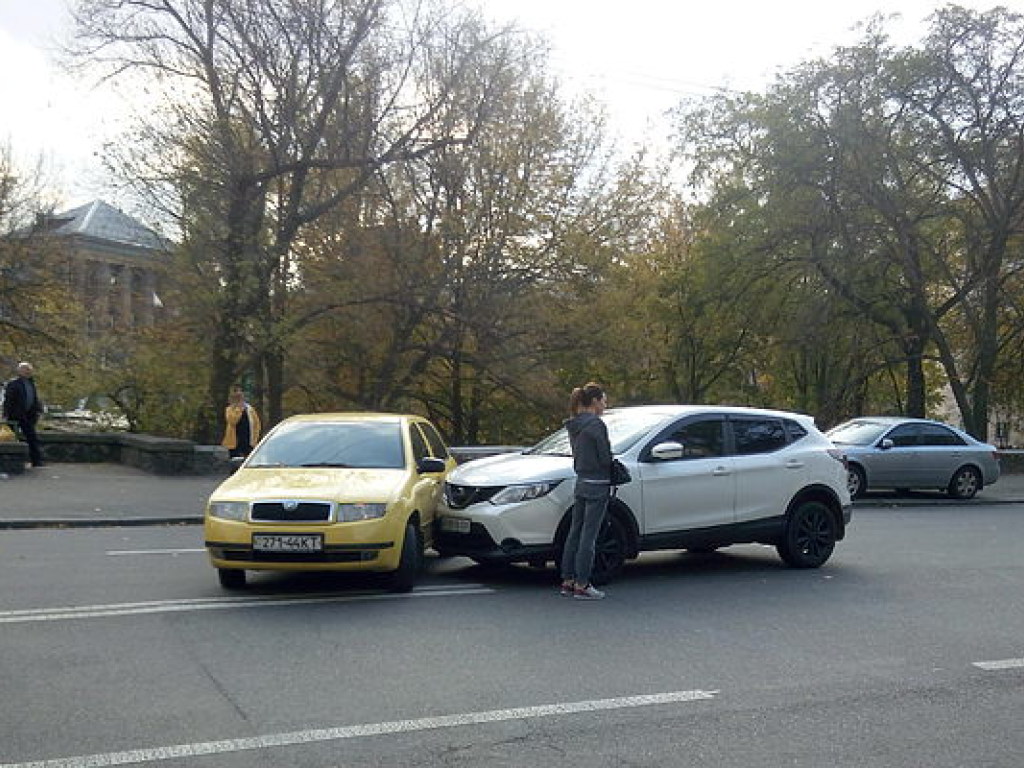 На Печерске кроссовер Nissan врезался в Skoda Fabia (ФОТО)