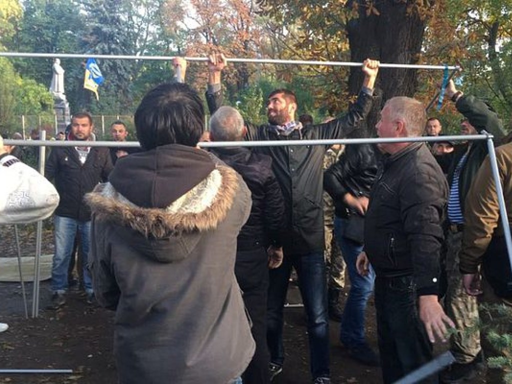 Митинг под Радой: В соцсетях возмутились перекрытием центра Киева и целями протеста.