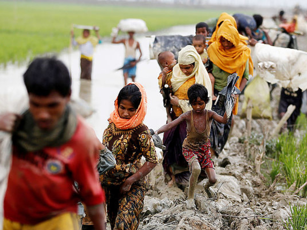 Дрон заснял массовое движение беженцев-рохинджа из Мьянмы (ВИДЕО)