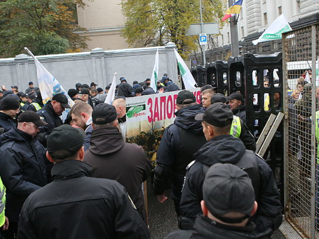 Сторонники Саакашвили возле Рады спровоцировали новые стычки полицией (ВИДЕО)