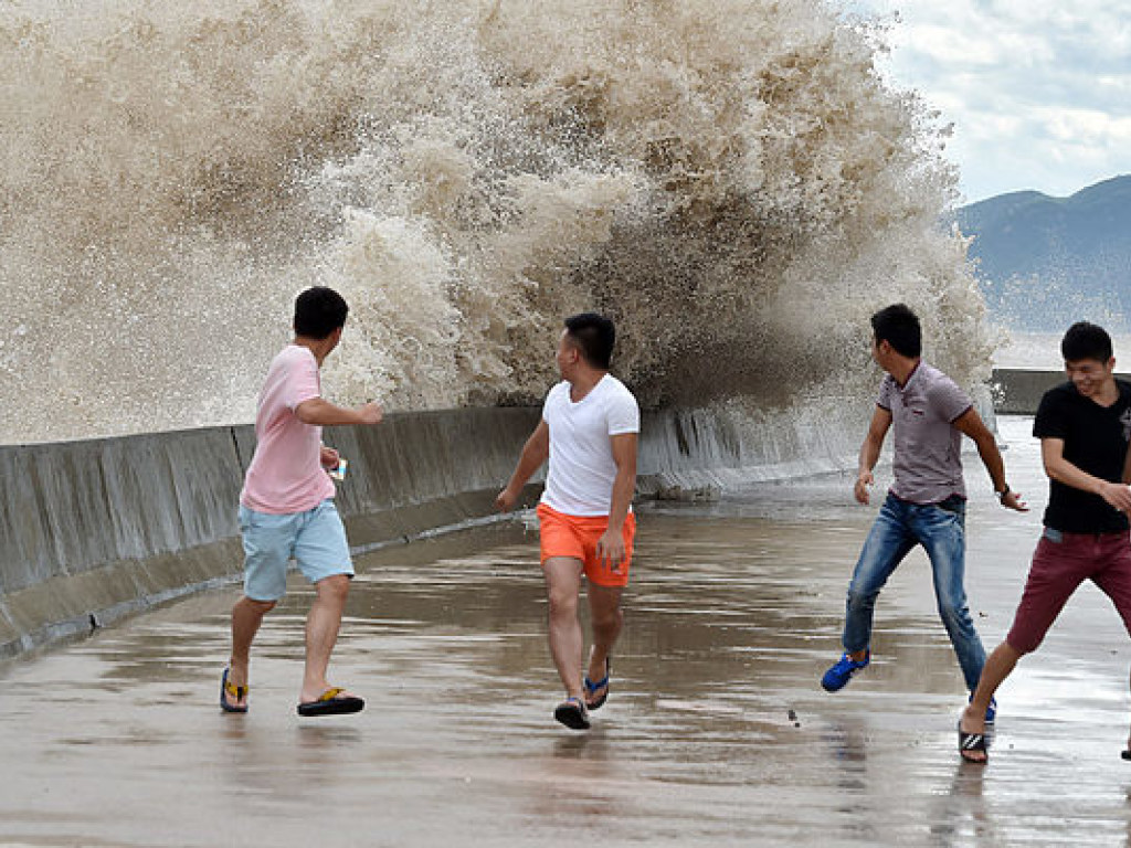 Тайфун в Китае: эвакуировали уже 400 тысяч человек