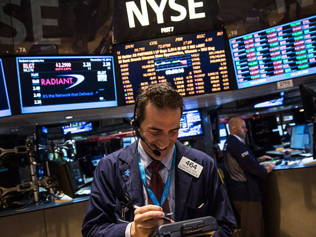 Американский индекс Dow Jones впервые преодолел отметку в 23 тысячи пунктов