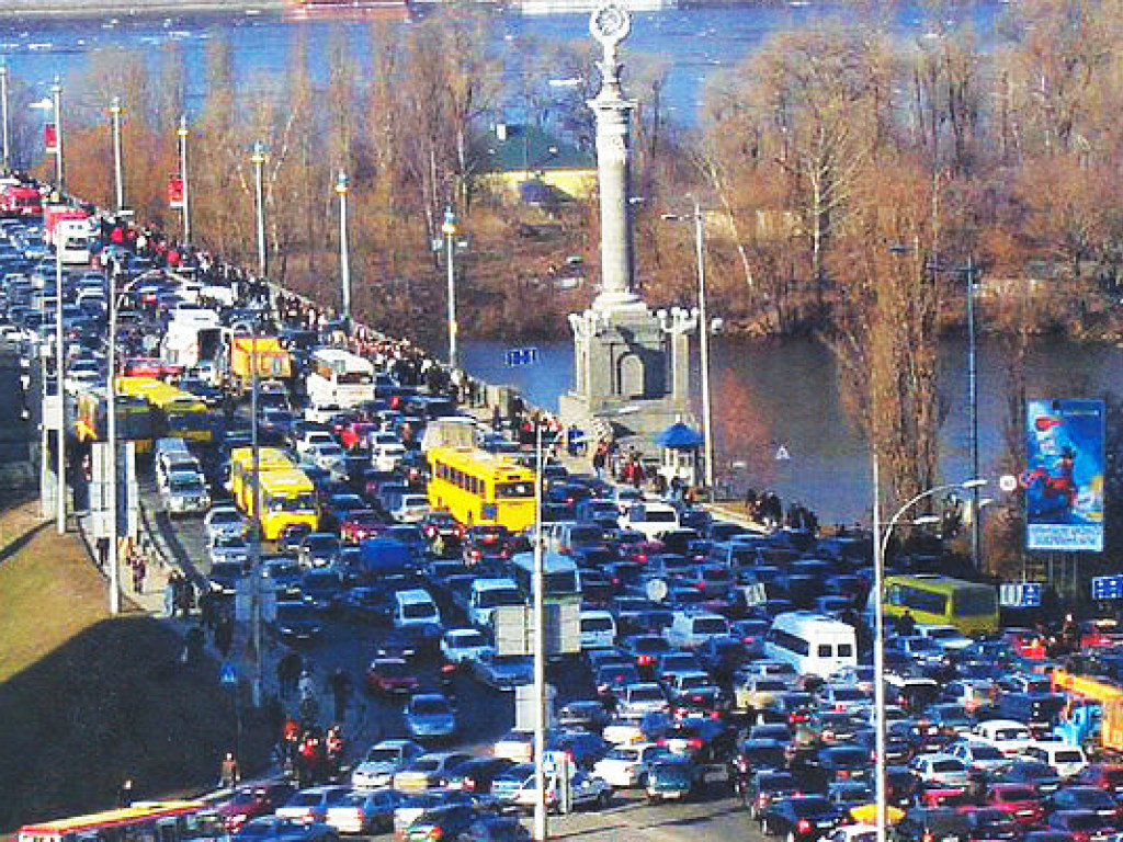 В Киеве по неизвестным причинам на час перекрывали мост Патона &#8212; очевидцы