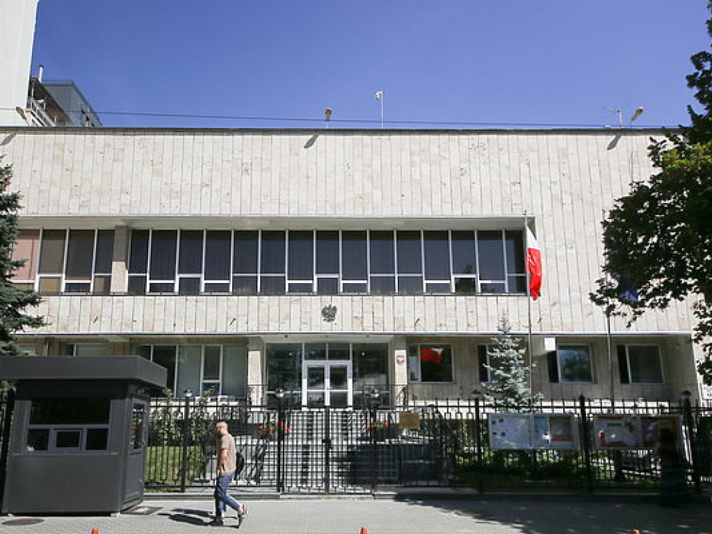 Возле посольства Польши в Киеве провалился асфальт (ФОТО)