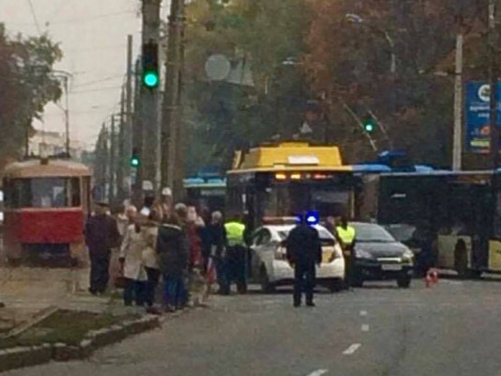 На правом берегу Киева произошло ДТП с участием троллейбуса и двух иномарок (ФОТО)