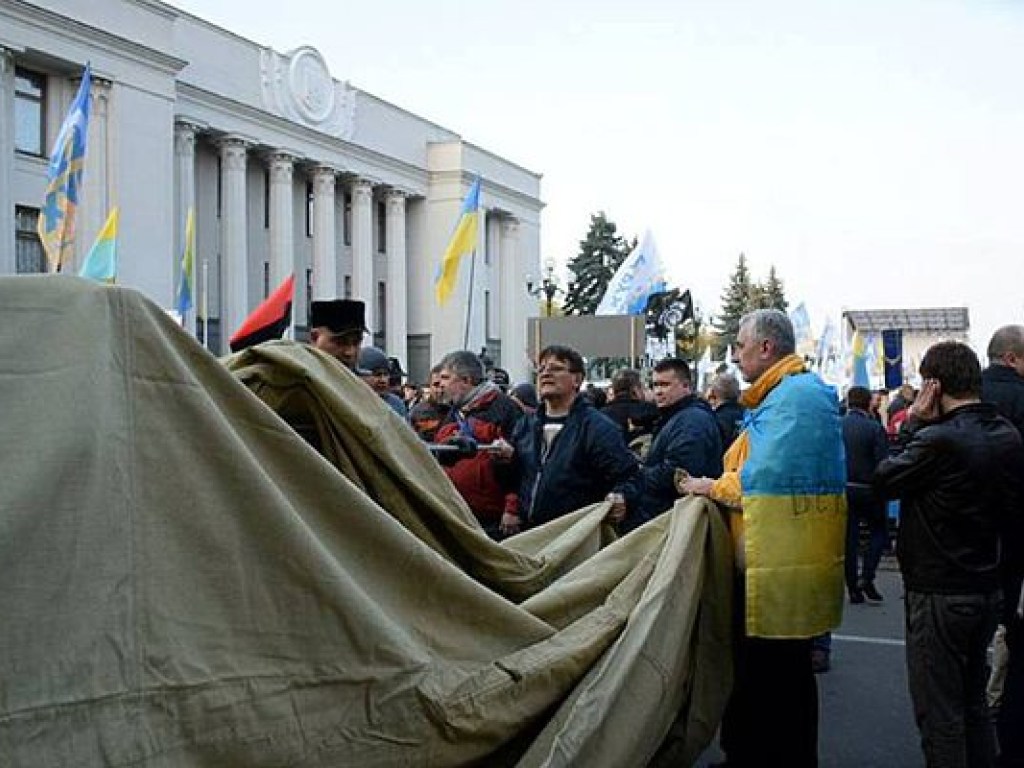 Протест под Радой: активисты убирают палаточный городок и ждут голосования в парламенте