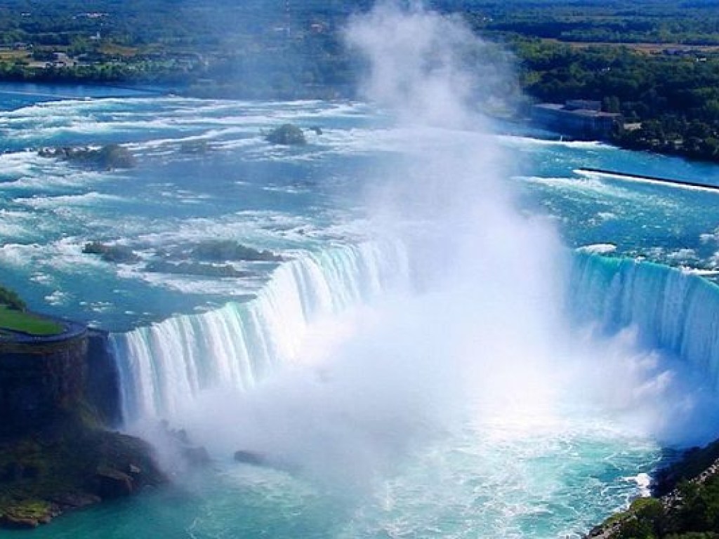 В Канаде 10-летний мальчик упал в Ниагарский водопад и выжил