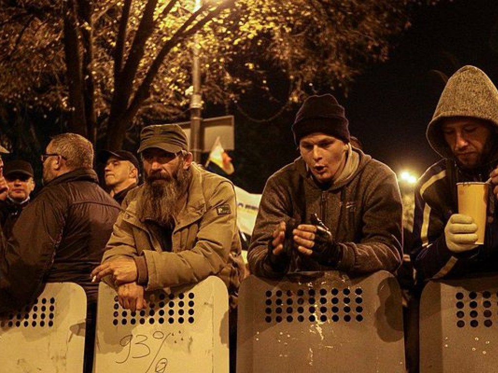 Требования протестующих у Рады выгодны Президенту (ИНФОГРАФИКА)