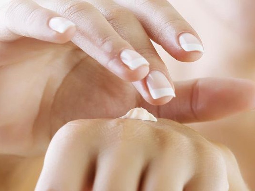 Косметолог рассказала, как ухаживать за кожей рук осенью