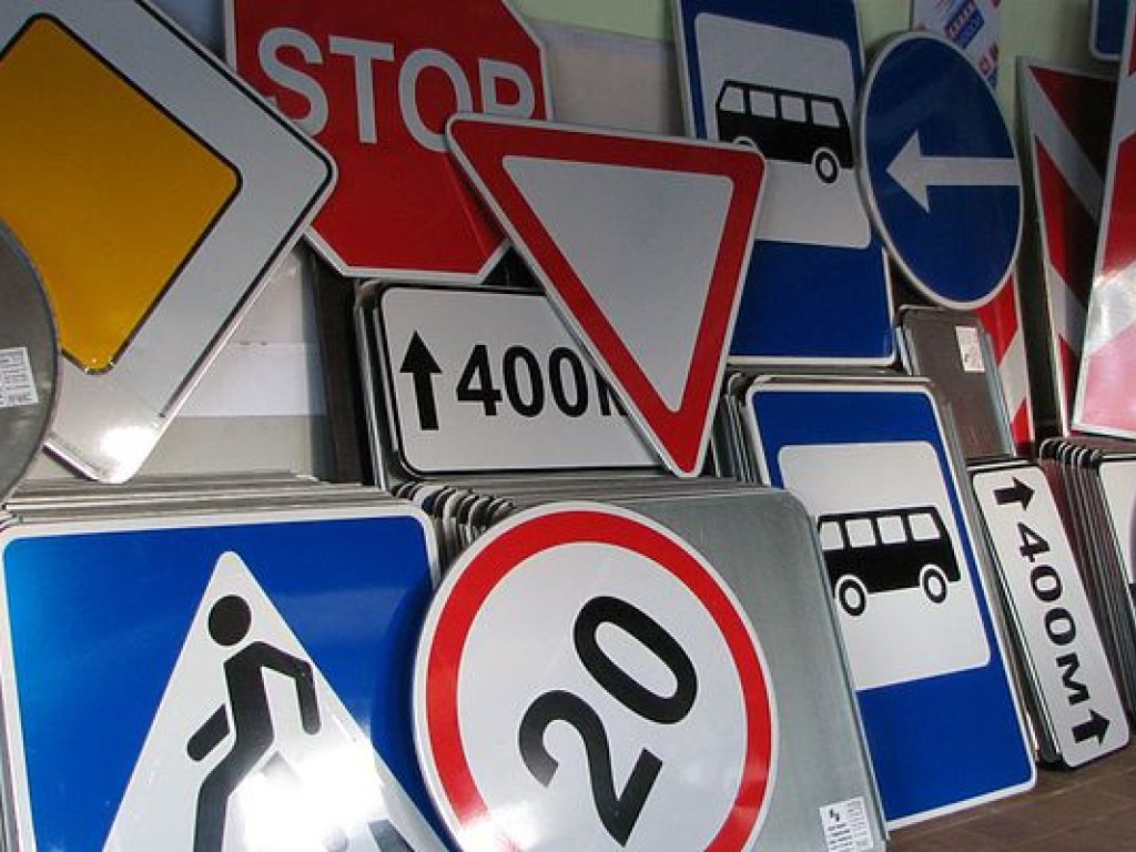 В Днепре продолжают ломать и воровать дорожные знаки (ФОТО)