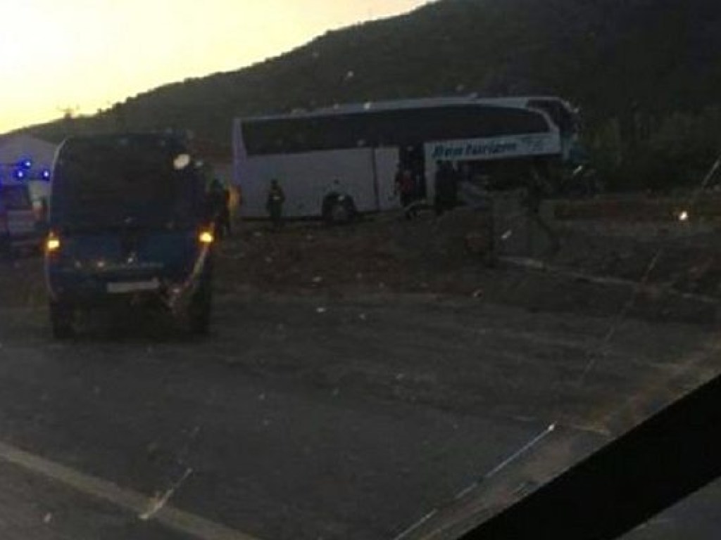 В Турции туристический автобус столкнулся с грузовиком, пострадали более 20 человек (ФОТО)