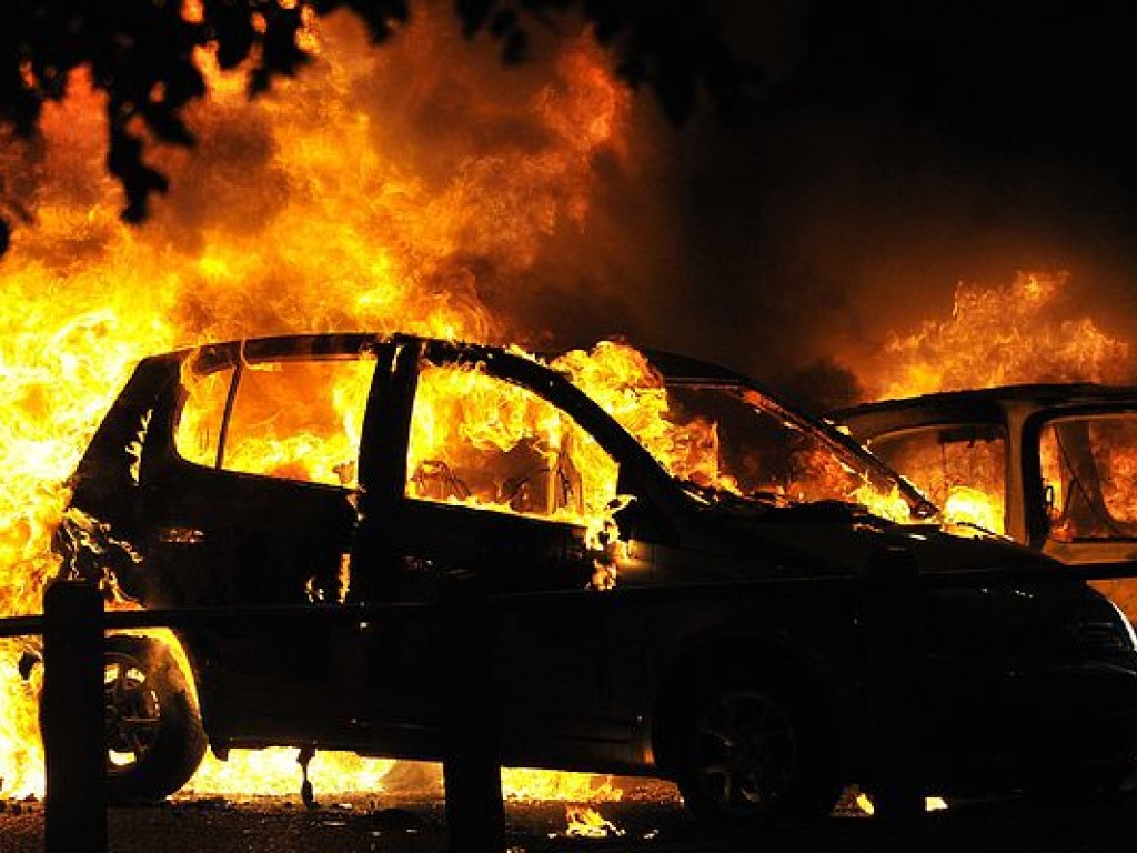 В Киеве ночью сгорели две иномарки (ФОТО)