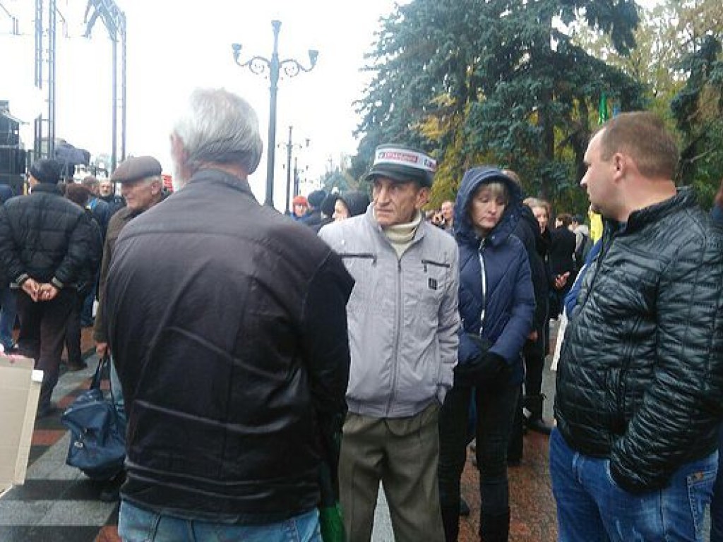Протесты в Киеве: Под Радой собрались около 300 активистов