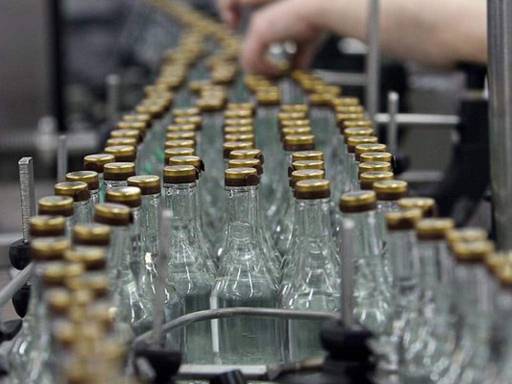 Производителям алкоголя дубликаты номеров акцизных марок приносят бешеные прибыли – эксперт