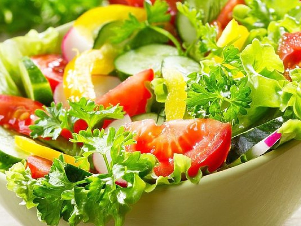 Врач: Начинать обед с салатов вредно для здоровья