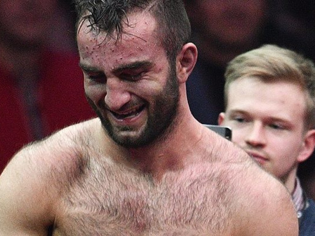 Бокс: россиянин Гассиев защитил титул, вывив из строя поляка Влодарчика (ВИДЕО)