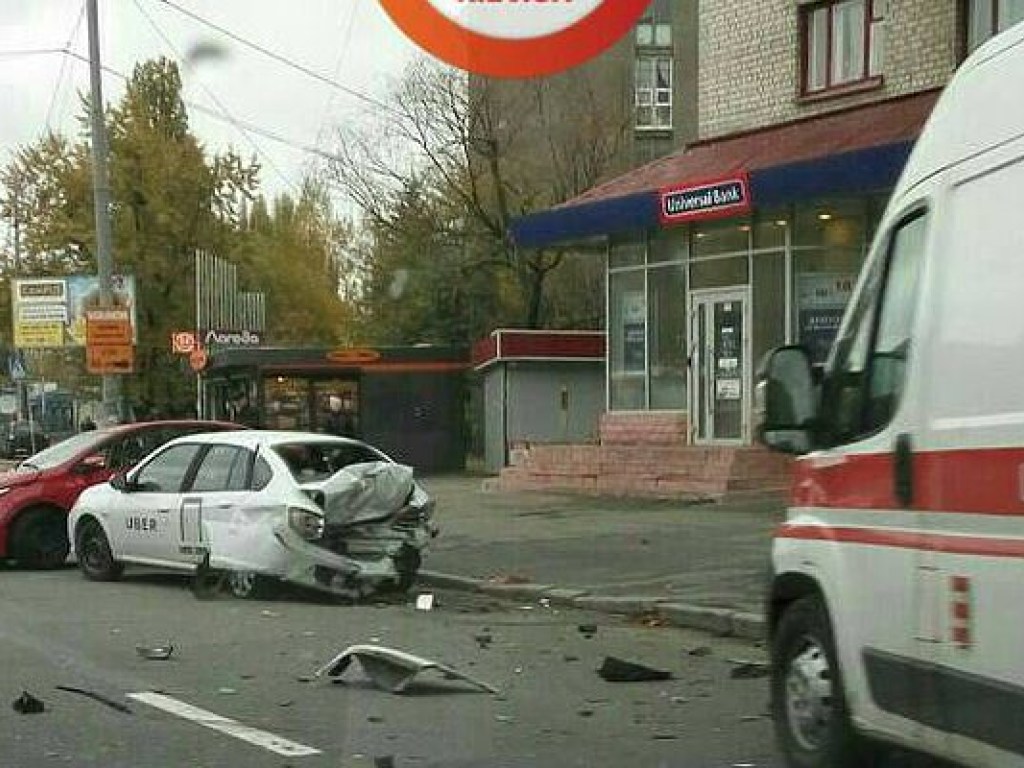 На правом берегу Киева Toyota врезалась в два авто из-за собаки на дороге (ФОТО)