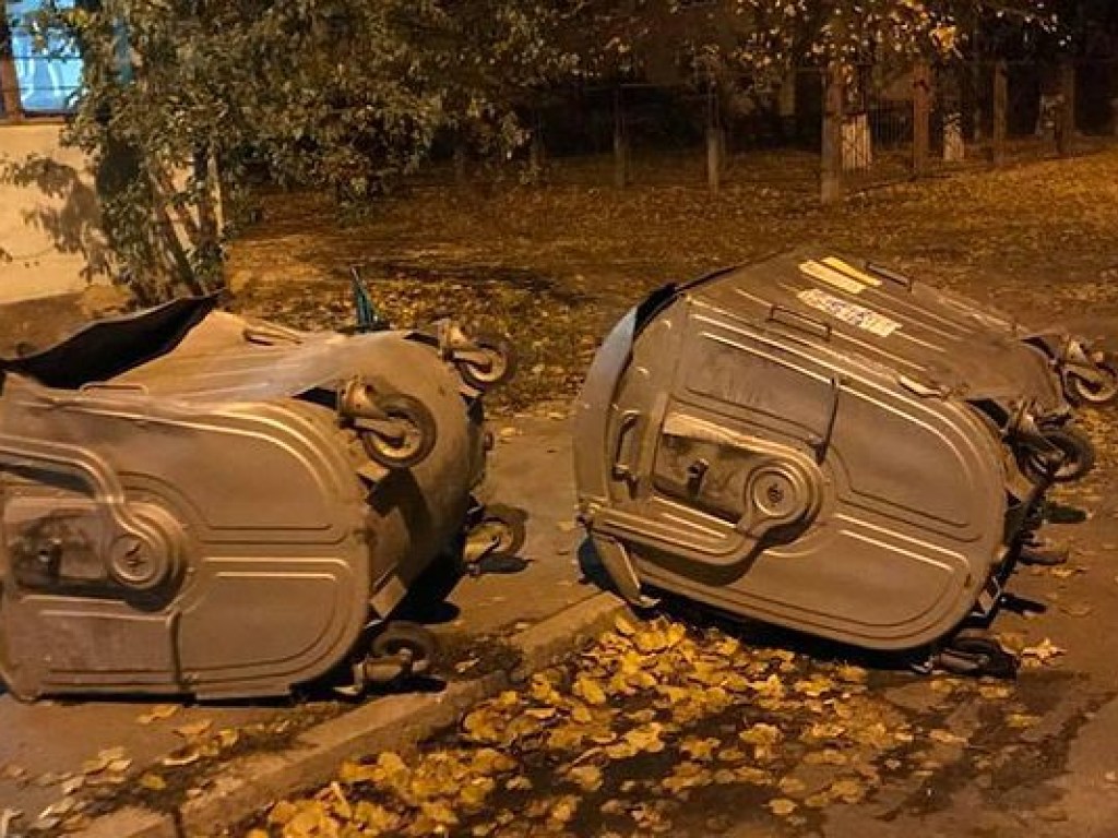 Полтавская молодежь устроила гонки на мусорных баках (ФОТО)