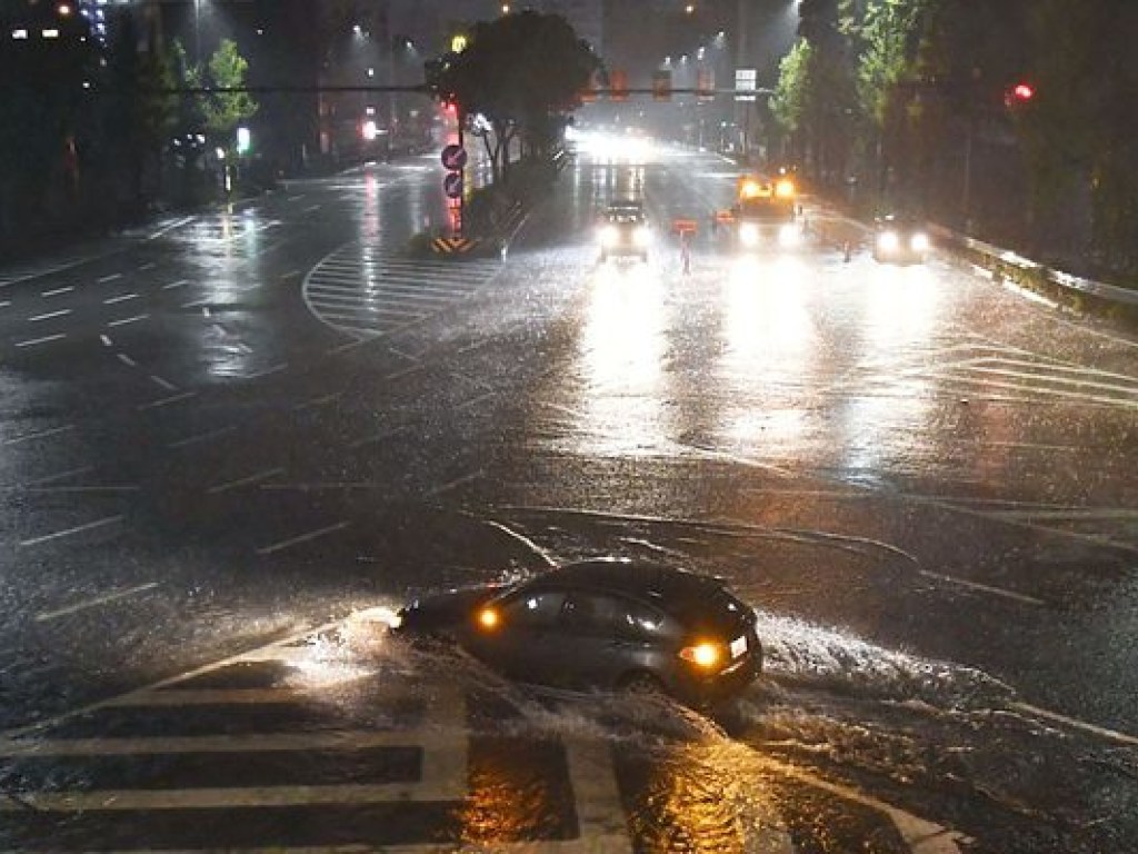 Мощный тайфун «Лан» обрушился на Японию: есть погибшие и десятки пострадавших