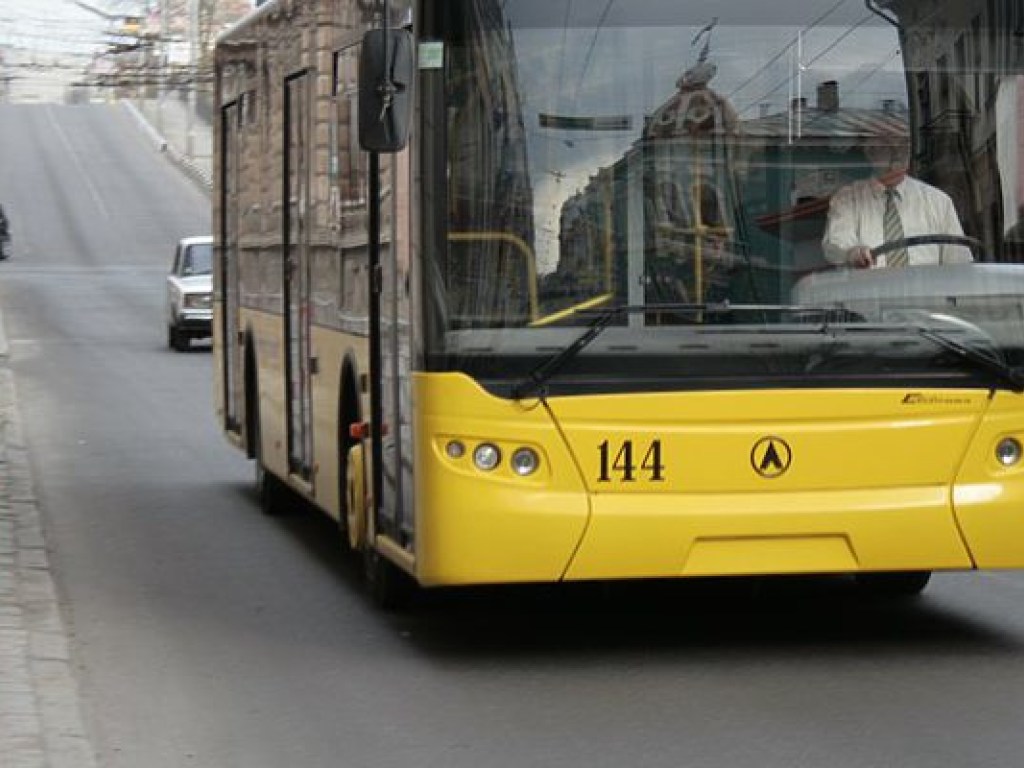 В Запорожье по проспекту Соборному дети катались, повиснув на троллейбусе (ФОТО, ВИДЕО)
