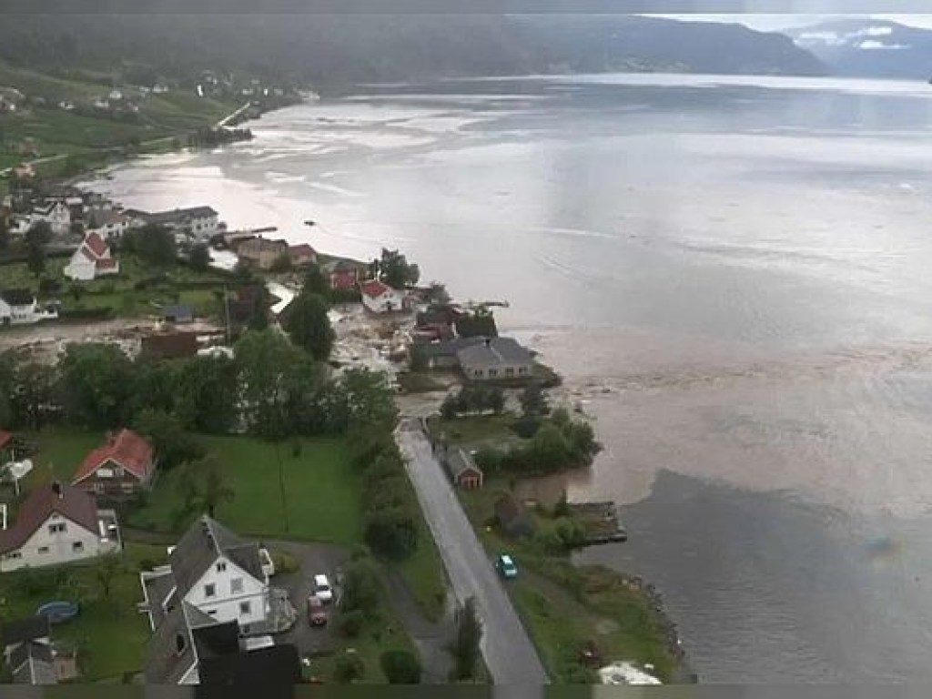 На Юге Норвегии произошло масштабное наводнение, дороги перекрыты (ФОТО)