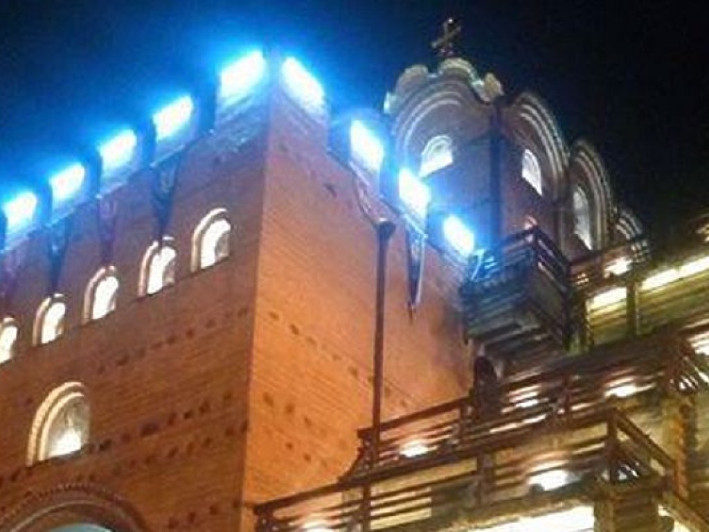 В социальных сетях возмутились новой подсветкой Золотых ворот в Киеве (ФОТО)