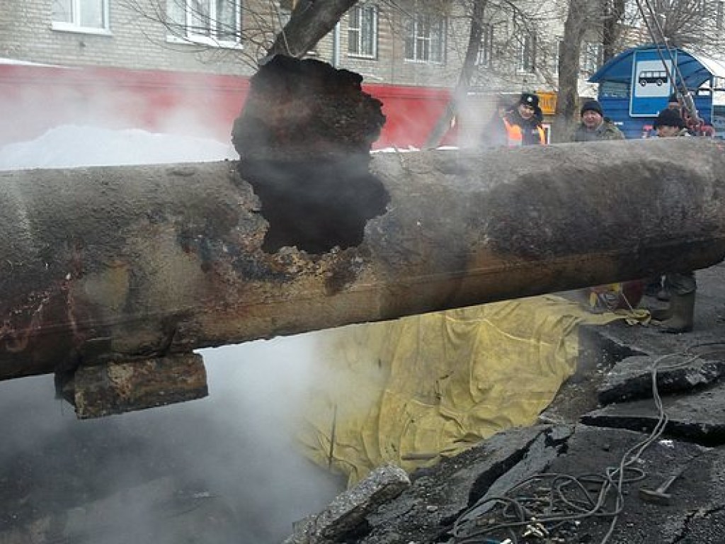 В Печерском районе Киеве одну из улиц 15 минут заливало кипятком, пострадали автомобили (ВИДЕО)