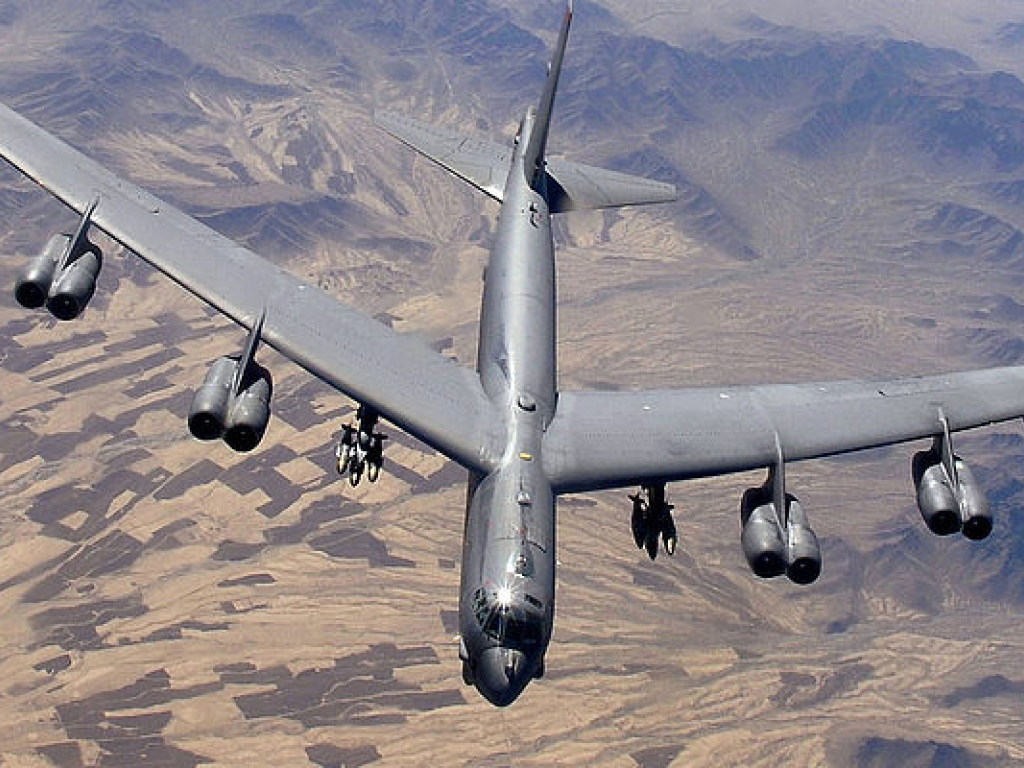 США впервые за 26 лет приведут бомбардировщики B-52 в боевую готовность