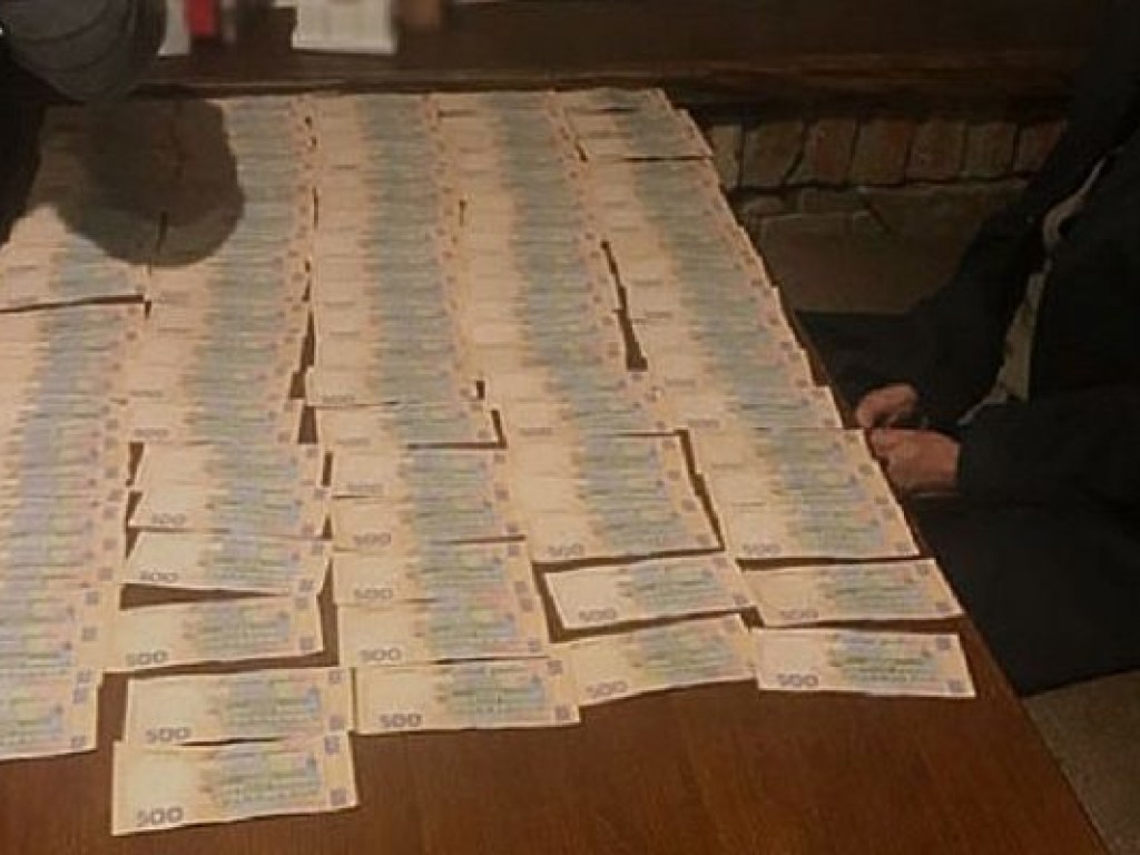 В Тернополе правоохранители задержали двух чиновников ГФС по подозрению в получении 400 тысяч гривен взятки (ФОТО)