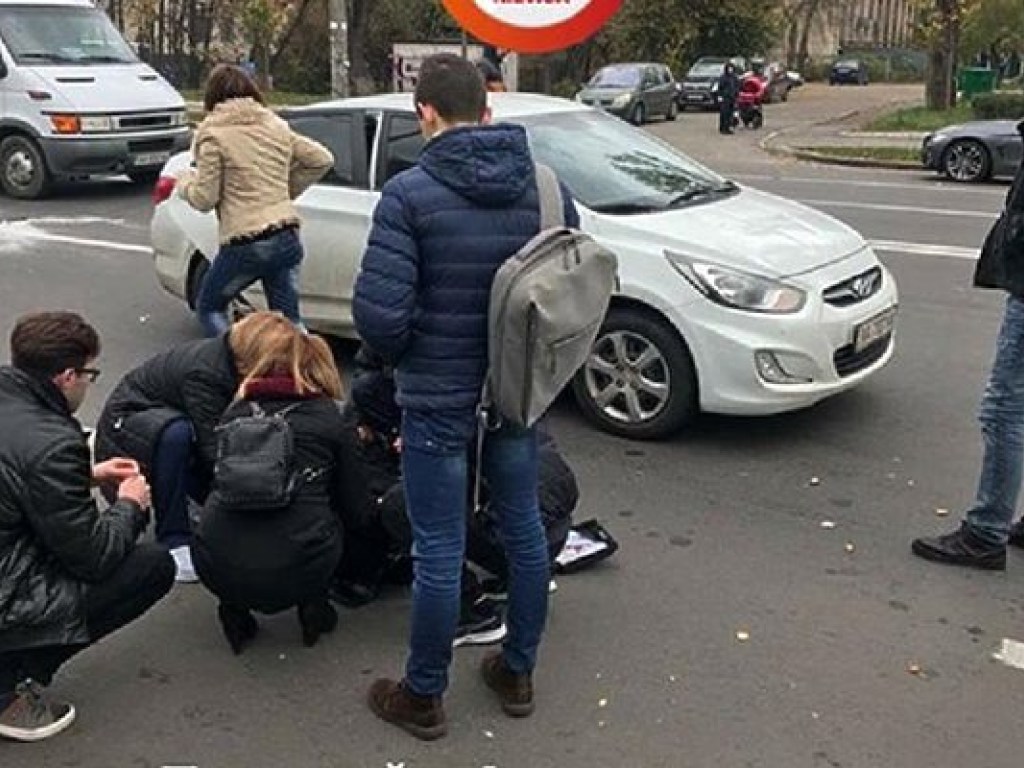 В Киеве на пешеходном переходе сбили женщину (ФОТО)