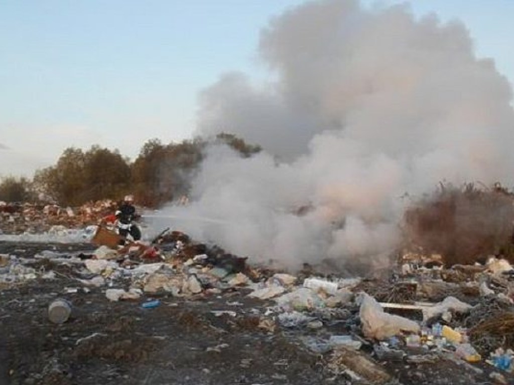 В Киевской области произошел пожар на свалке (ФОТО)