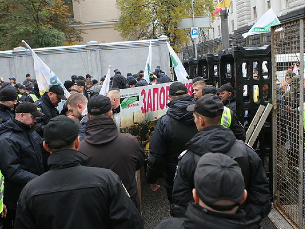 Сторонники Саакашвили возле Рады спровоцировали очередные столкновения с правоохранителями