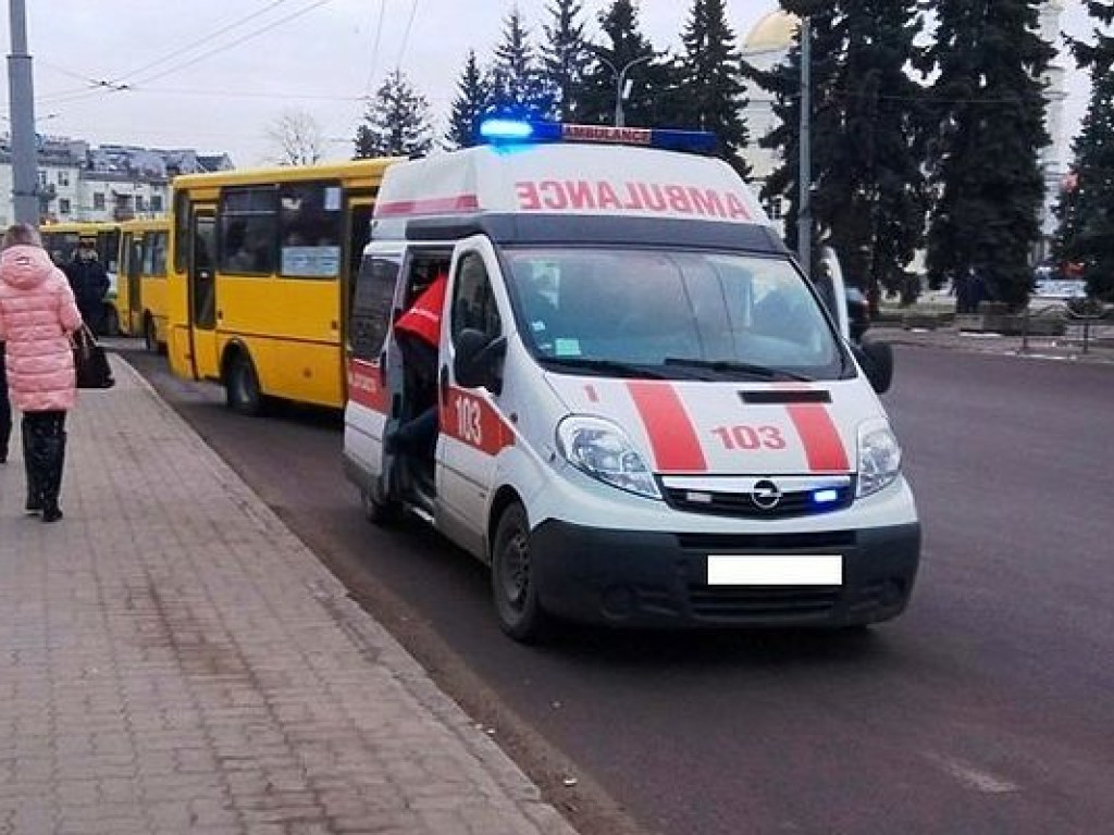 В Киеве мужчина потерял сознание посреди улицы