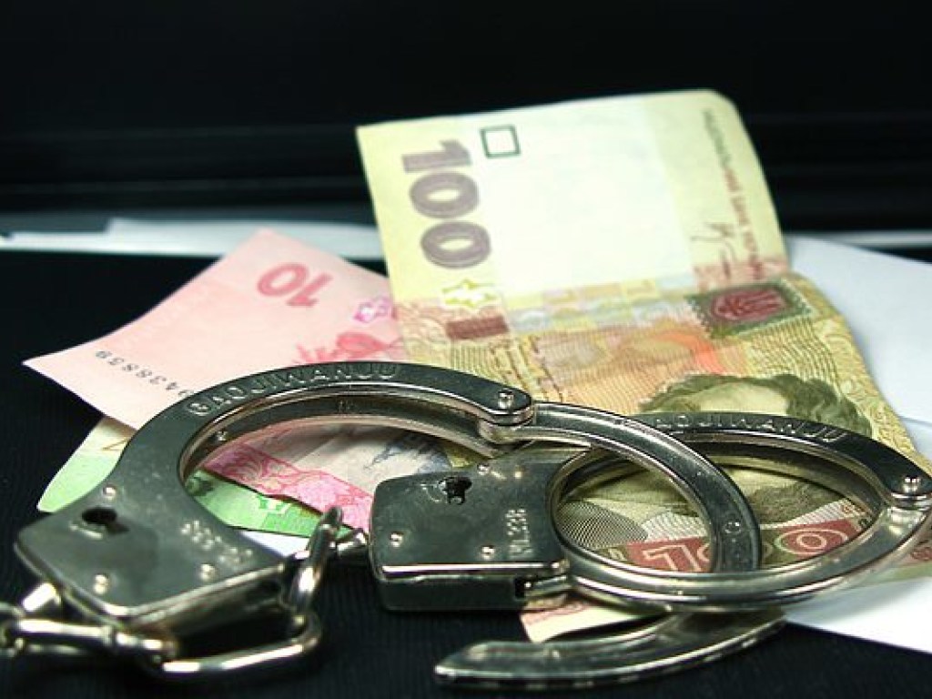 Тернопольских налоговиков задержали за взятку в размере 400 тысяч гривен (ФОТО)